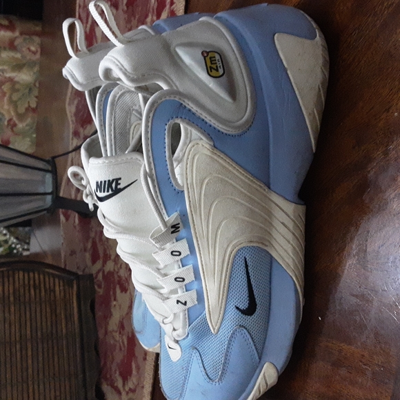 Tennis shoes - Picture 2 of 3